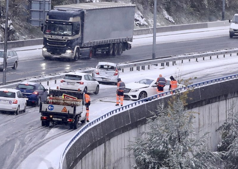 Problemi na cestama: Promet otežavaju snijeg, nesreće, pa i prosvjed seljaka