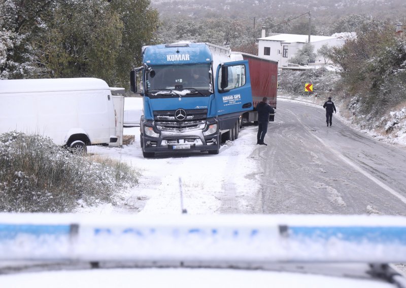 Kaos na cesti u okolici Splita: Kamioni zapeli u snijegu, na terenu dežurne službe