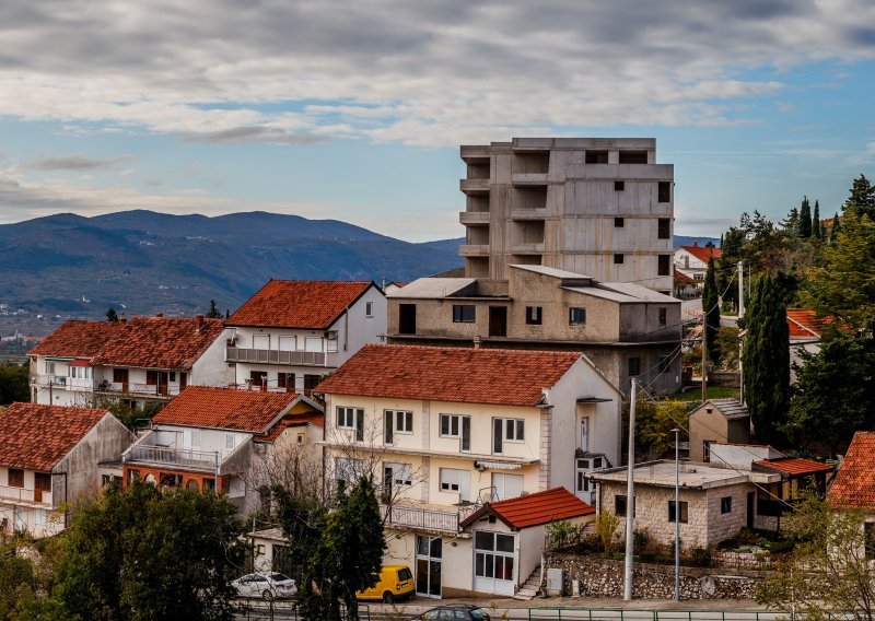 Betonska grdosija iznad Imotskog; gradonačelnik tvrdi: 'Negdje se moralo pogriješiti'