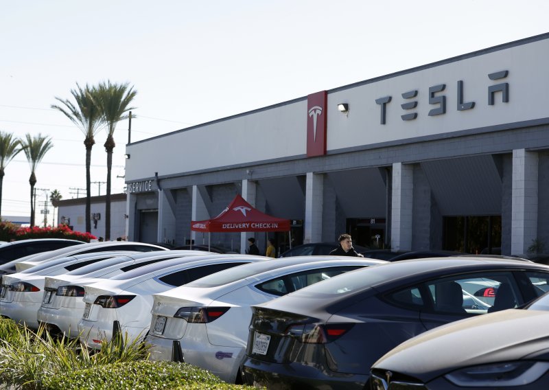 Tesla tuži Švedsku zbog zastoja u distribuciji registarskih tablica za nova vozila