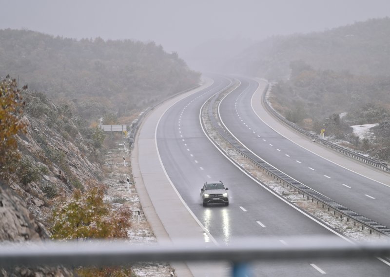 Snježne pahulje i kod Zagvozda, pogledajte prizore s A1