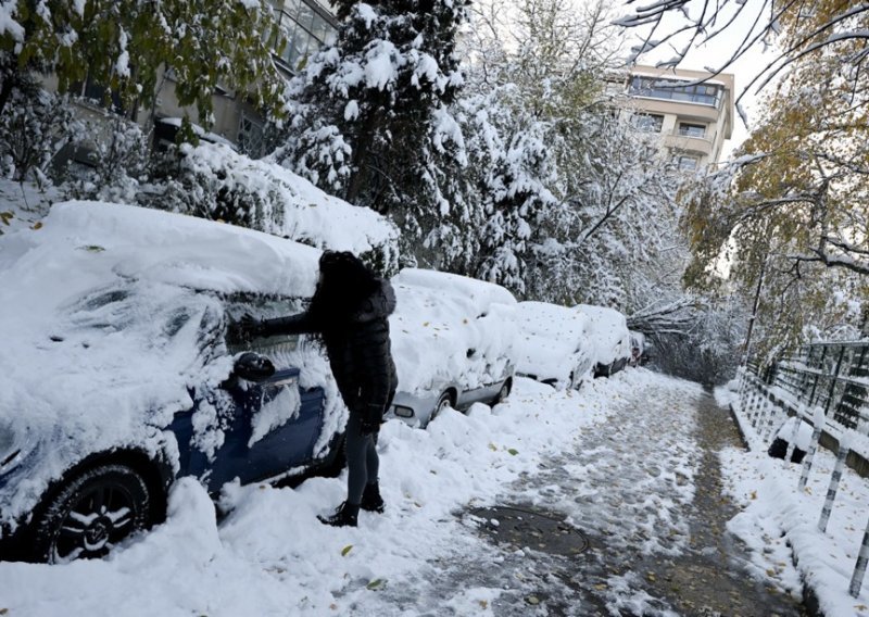 Bugarsku zatrpao snijeg, stotine tisuća ljudi bez struje