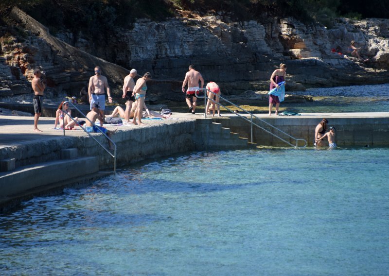 Pula zabranila nudizam i konzumiranje žestokih pića na plažama