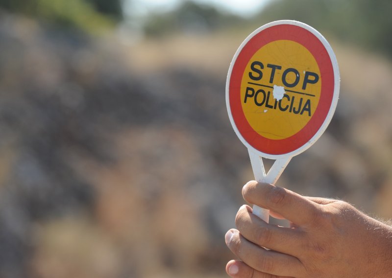 Policajac pokušao zaustaviti pijanog mladića, ovaj krenuo na njega automobilom