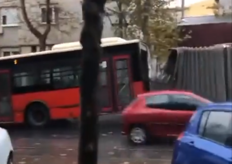 Gradski autobus se tijekom vožnje prepolovio nasred ceste u Beogradu