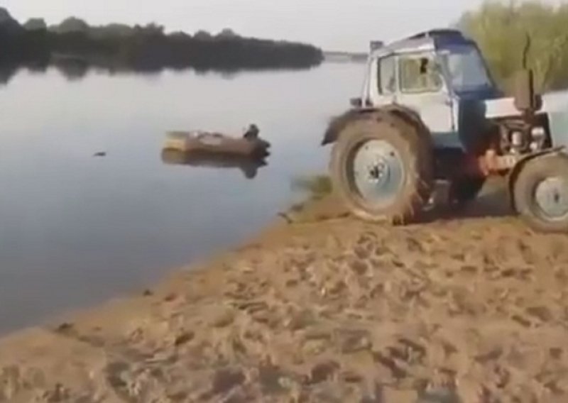 Nećete vjerovati što je ovaj traktor izvukao iz vode