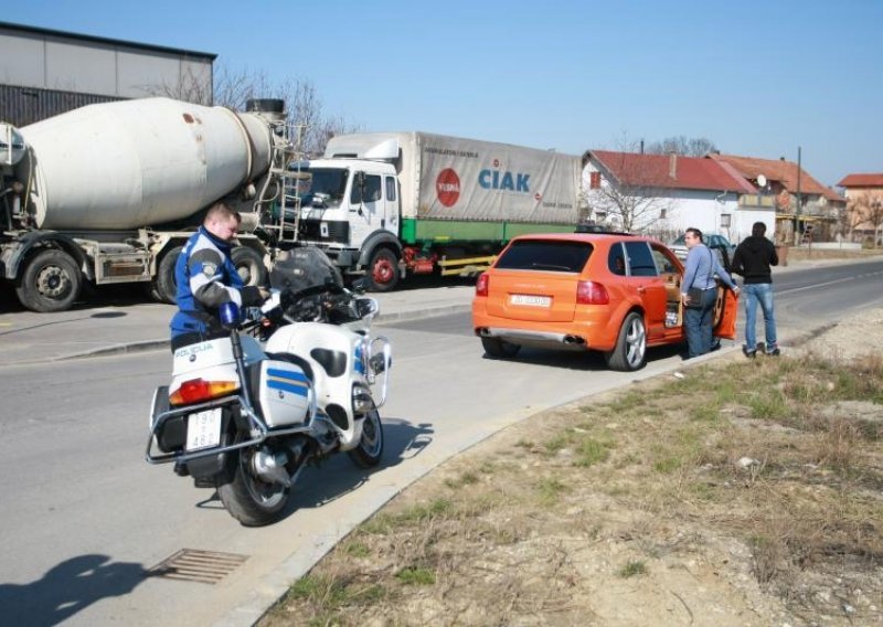 Iznervirani vozač autom na radnika Diokija