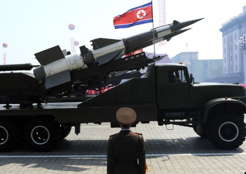 Sjeverna Koreja ispalila dva projektila srednjeg dometa
