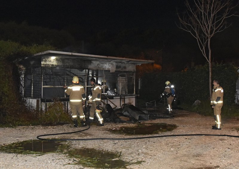 Pogledajte kako su vatrogasci u Splitu ugasili požar kioska