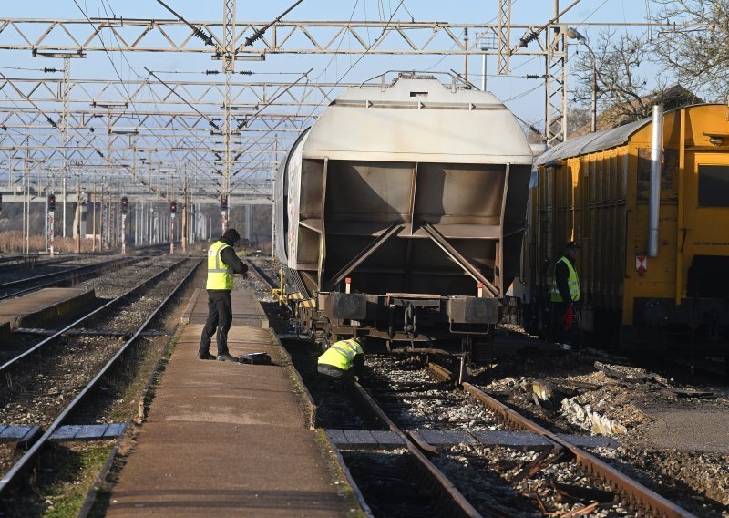 Vlak iskočio s tračnica u Dugom Selu, a jedan čovjek je hladnokrvnom reakcijom spriječio tragediju