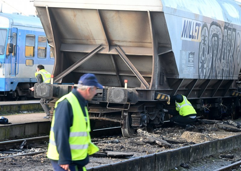 Vlak u Dugom Selu iskočio iz tračnica i oštetio dio perona i kolosijeka