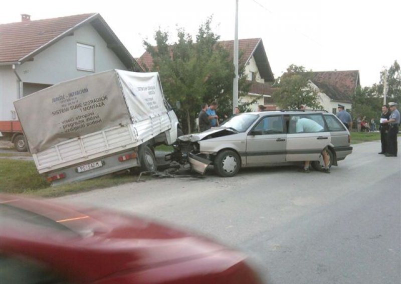 U sudaru terenca i automobila trojica ozlijeđena