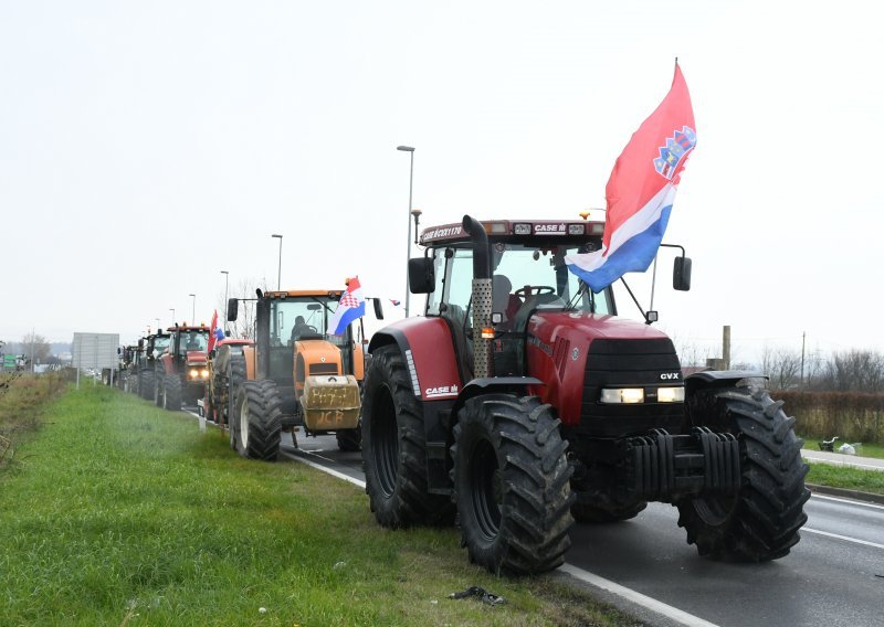 Svinjogojci i dalje blokiraju cestu kod Županje, a najavljuju i nove punktove