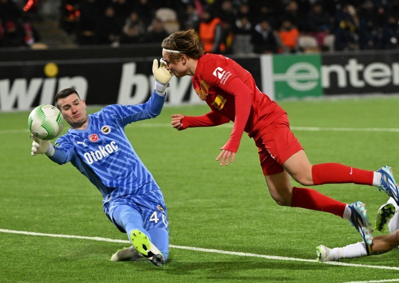 Dominik Livaković je primio šest golova, ali za navijače Fenera je najveći heroj