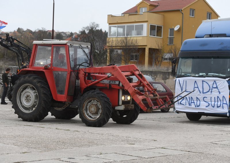 Seljaci izašli i na ulice Drniša, oglasilo se i Ministarstvo poljoprivrede
