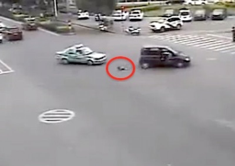 Dijete ispalo iz automobila, vozačica iskočila za njim