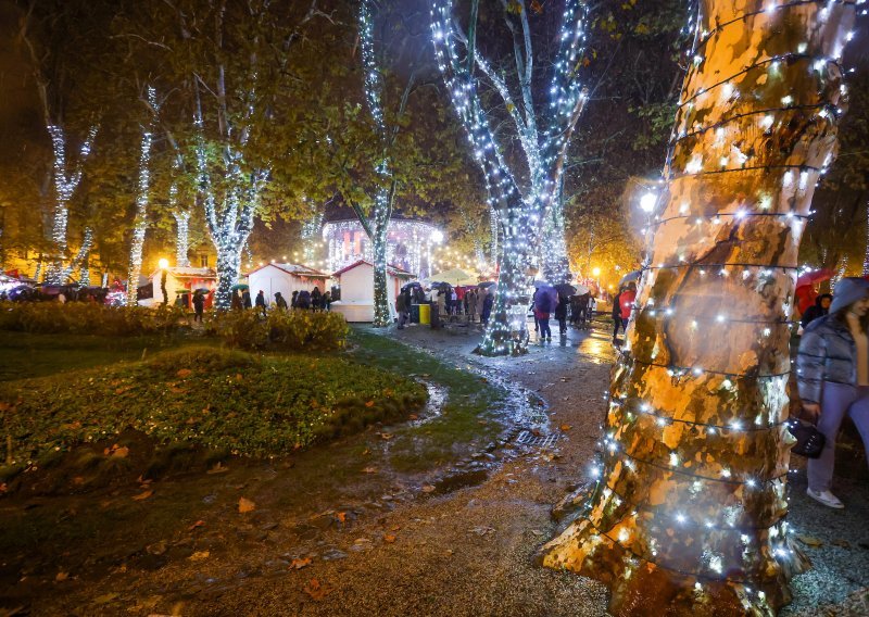 Kreće Advent u Zagrebu: Pogledajte kako je izgledala atmosfera na otvorenju