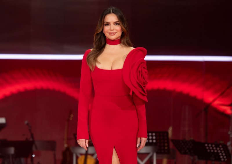 Severina u 'Superstaru' zabljesnula u vatreno crvenoj haljini s potpisom srpskog brenda