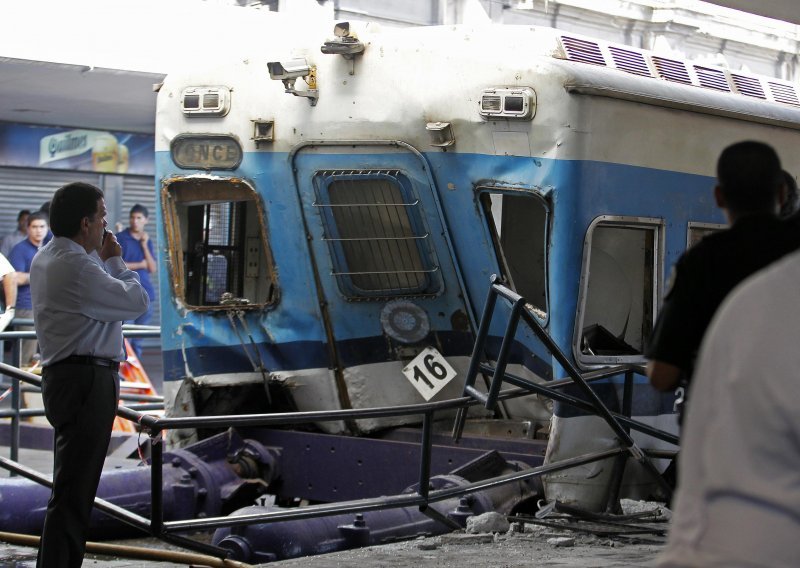 Vlak se raspolovio u predgrađu Pariza, šestero mrtvih