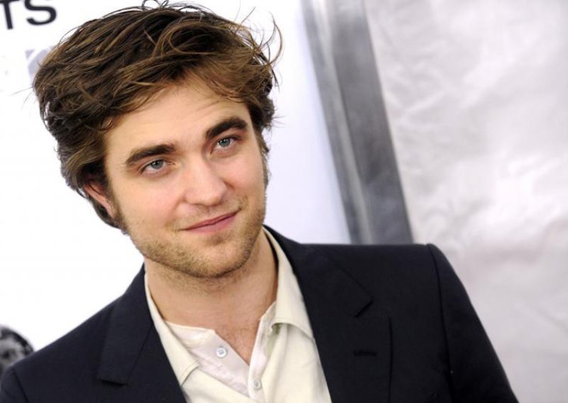 Robert Pattinson pokušao udariti fotografa