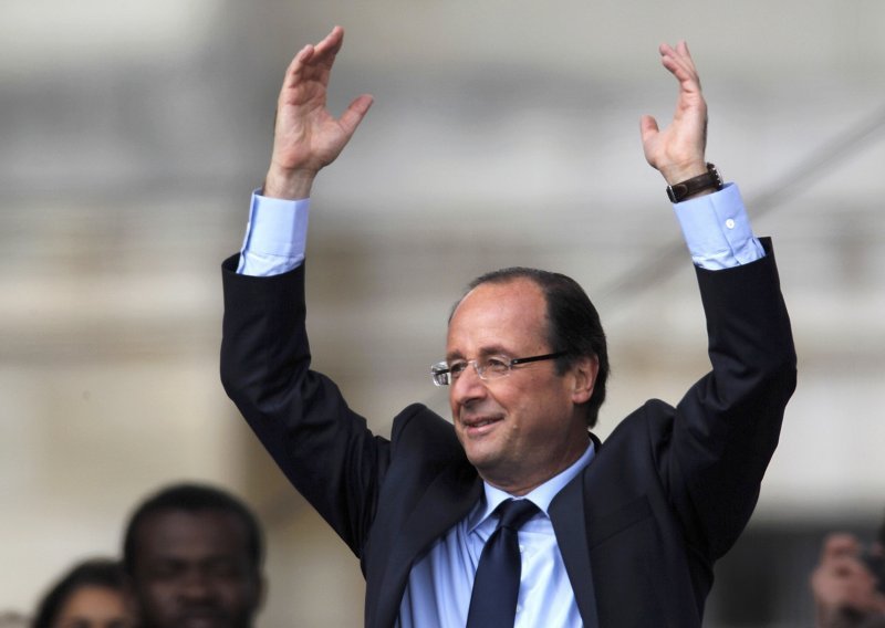 Hollandeova popularnost u laganom padu