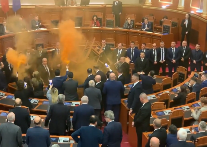 Kaos na albanskoj političkoj sceni: Zastupnik pokušao zapaliti parlament