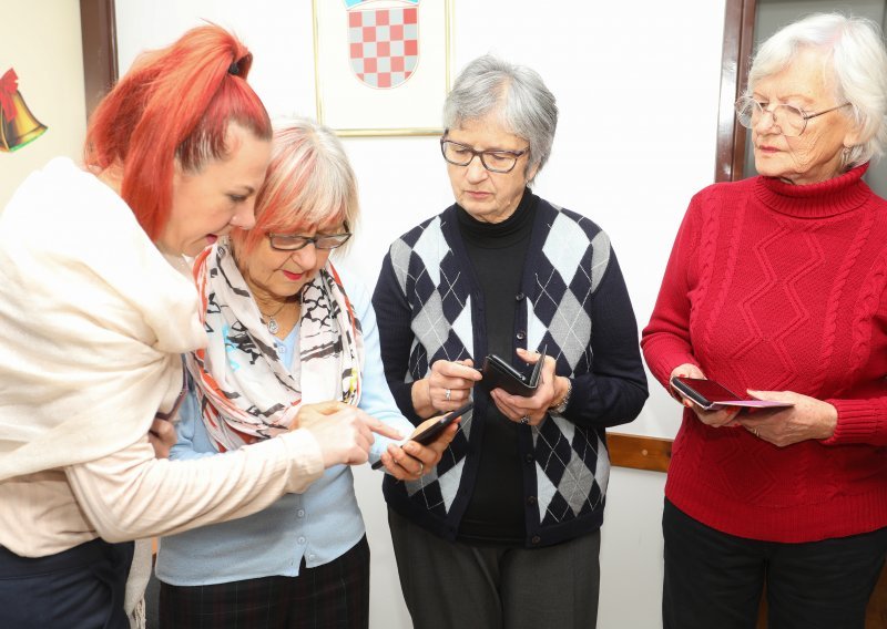 Kreće isplata mirovina za studeni, evo kad će novac biti na računima