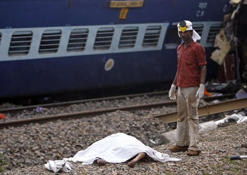 Oko stotinu mrtvih u željezničkoj nesreći u Indiji
