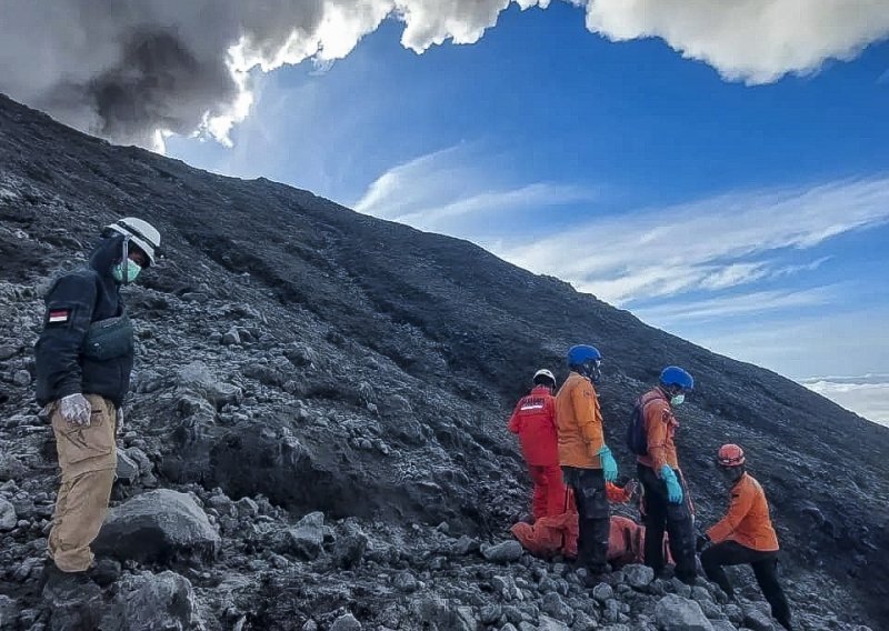 Broj žrtava erupcije indonezijskog vulkana Marapi skočio na 22