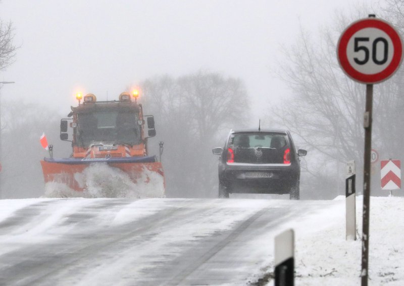 Užas u Njemačkoj: Bus udario u ralicu, poginulo dijete, 13 ozlijeđenih