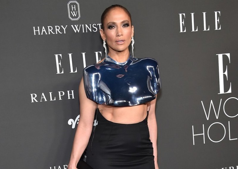 Jennifer Lopez stvorila pomutnju: Metalnim topom otkrila isklesane trbušnjake