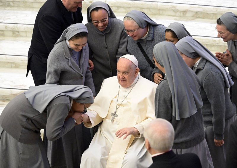 Papa Franjo: Puno mi je bolje, ali mi je teško kada puno govorim