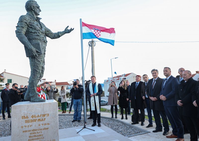 Neke podsjeća na burnu hrvatsku povijest, a neke na Niku Kovača: Kako se vama sviđa novi spomenik Tuđmanu?