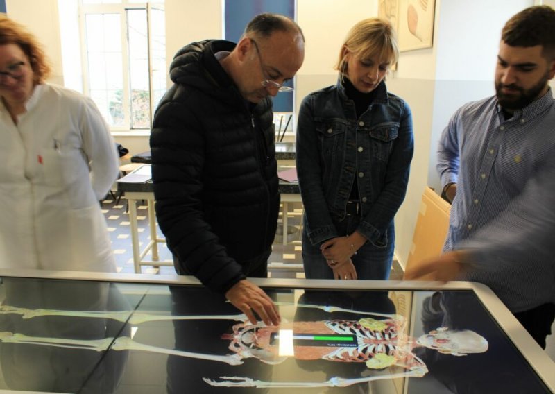 Riječki studenti medicine prvi u Hrvatskoj uče na virtualnom disekcijskom stolu