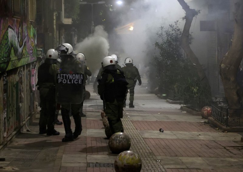 Divljaštvo u Grčkoj, sukob huligana i policije s ulica se preselio u dvoranu...