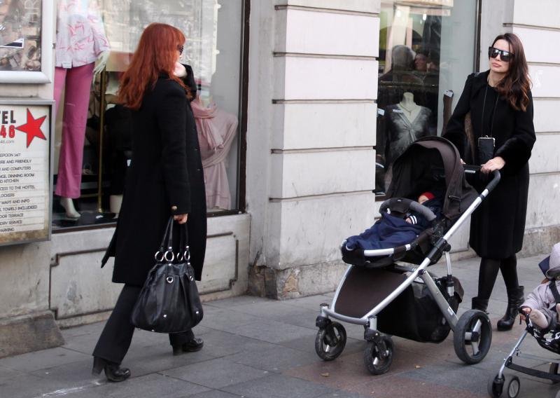 Zanosna Severina poglede mami i dok gura kolica