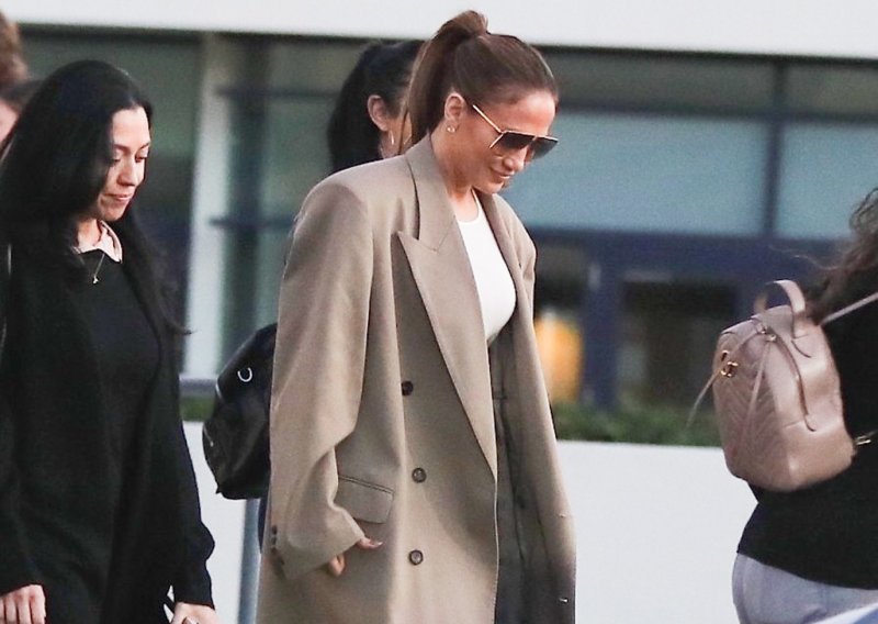 Jennifer Lopez ima genijalan kaput koji odolijeva svim trendovima