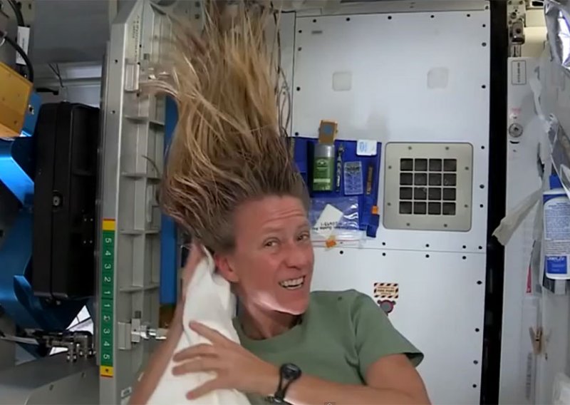 Kako astronauti peru kosu u svemiru?