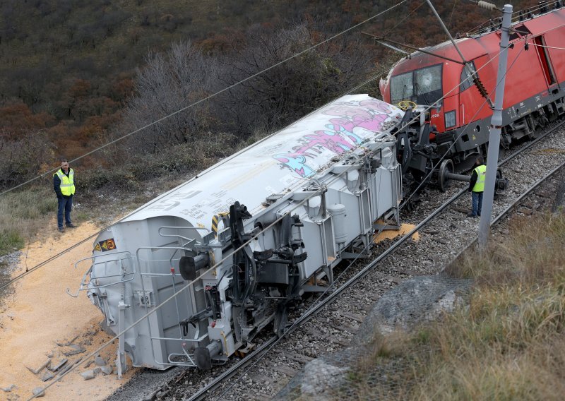 Očevidac o nesreći na pruzi: 'Vlak je brzo prošao, a onda se sve srušilo'