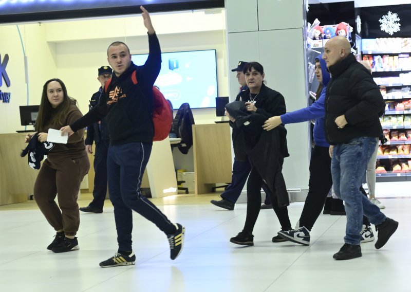 Pazite koliku kaznu su dobili navijači koji su palili bengalke pred Tuđmanom