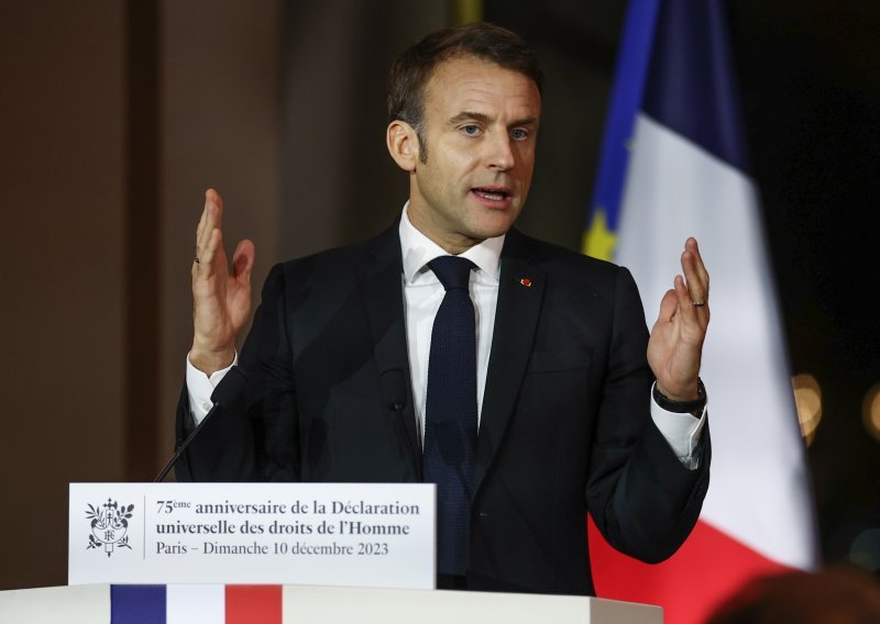 Pljuska Macronu; francuski parlament odbacio zakon o imigraciji