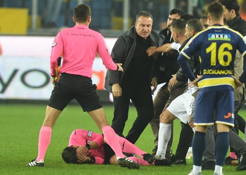 Predsjednik turskog nogometnog prvoligaša udario suca