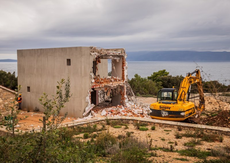 Pogledajte kako teška mehanizacija gricka vilu Frane Barbarića