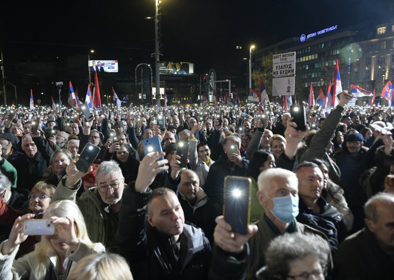 Tisuće ljudi okupilo se u Beogradu na završnom predizbornom skupu: 'Ili Srbija ili mafija, to je jedina parola'