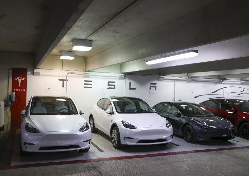 Tesla povlači gotovo sva vozila u SAD-u zbog sigurnosnih značajki Autopilota