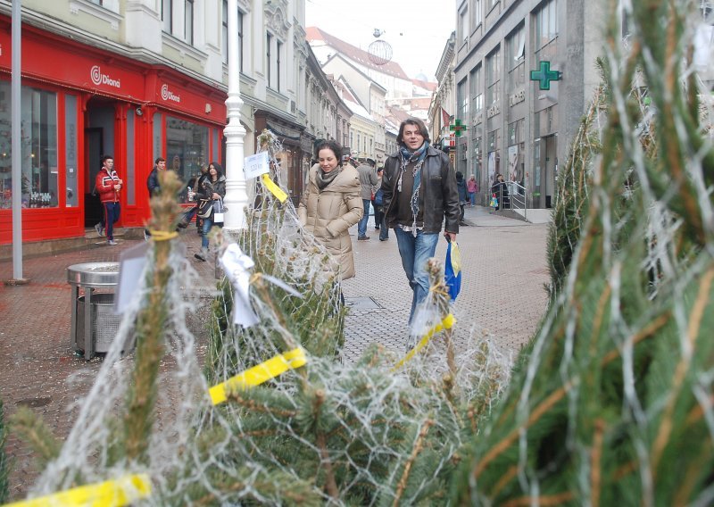 Caritas u subotu prodaje božićna drvca na zagrebačkom Trgu bana Jelačića