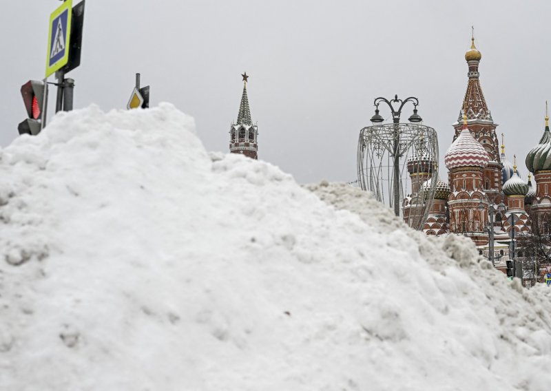 Moskvu prekrio najveći snježni pokrivač u ovom desetljeću i izazvao kaos