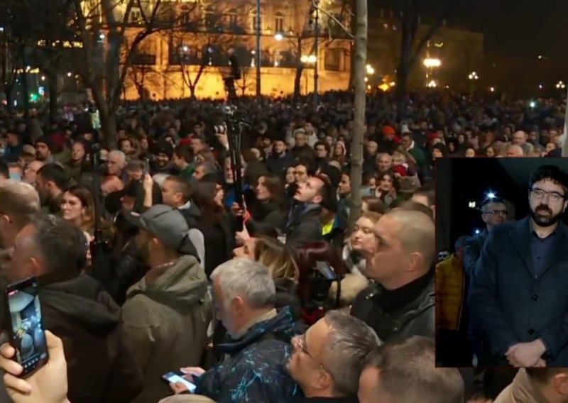 Prosvjed srpske oporbe nastavio se i nakon ponoći, čelnici započeli štrajk glađu