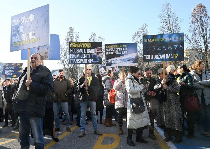 Prosvjed pred Filozofskim fakultetom: Vlada nije ispunila dogovor, i dalje ne znamo koeficijente