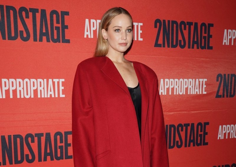 Jennifer Lawrence modno zablistala: Vječnu haljinu spojila s kaputom u hit boji sezone